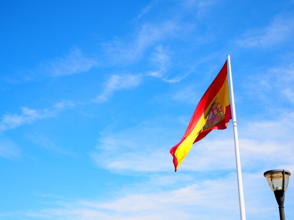 スペイン　国旗　青空